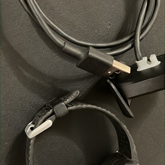 Fitbit Versa Heath & Fitness Smart Watch - Picture 15 of 15